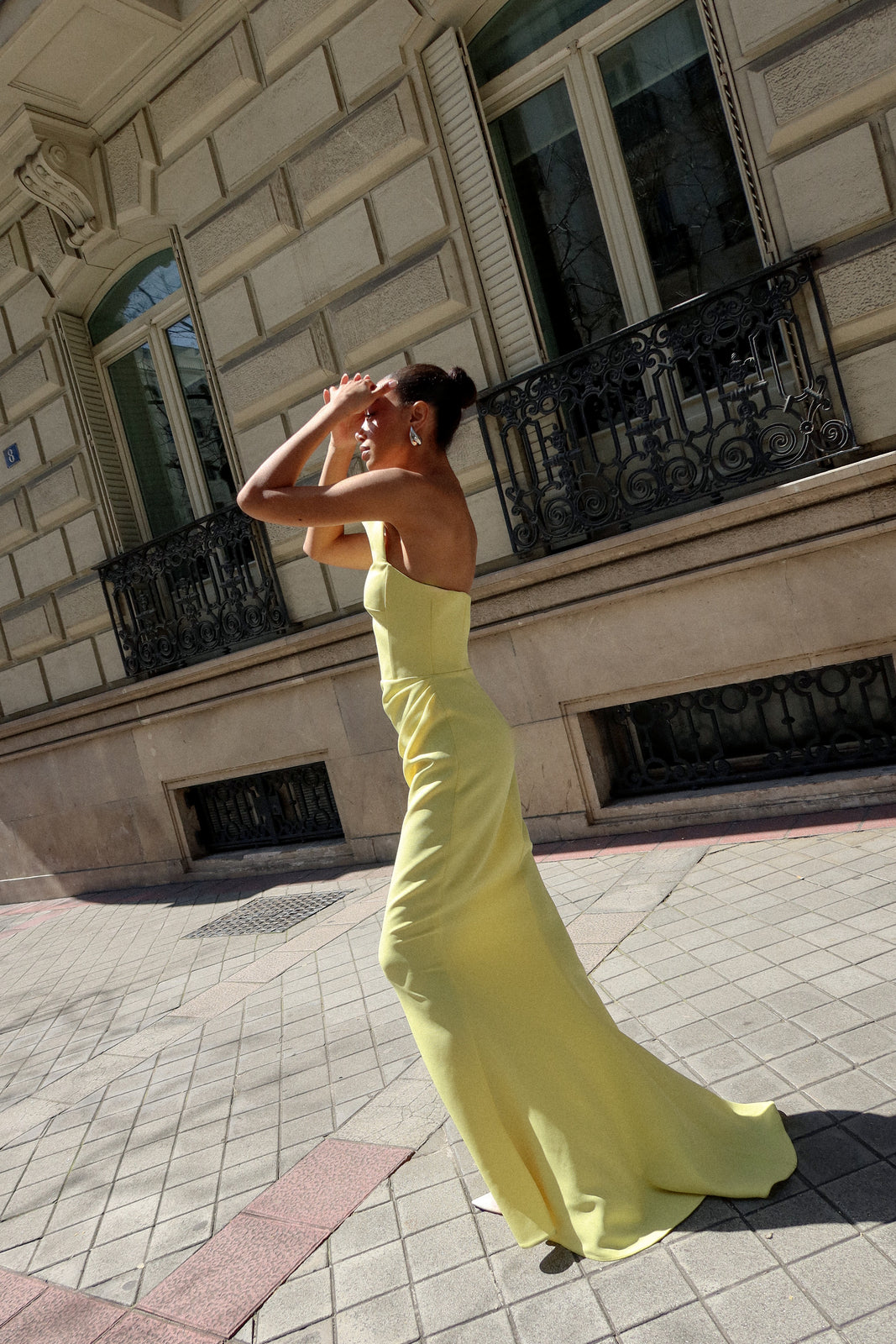 VESTIDO AMARILLO CLARO ASIMÉTRICO