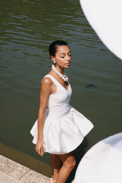 VESTIDO BLANCO CORTO DE TIRANTES CON FALDA ACAMPANADA