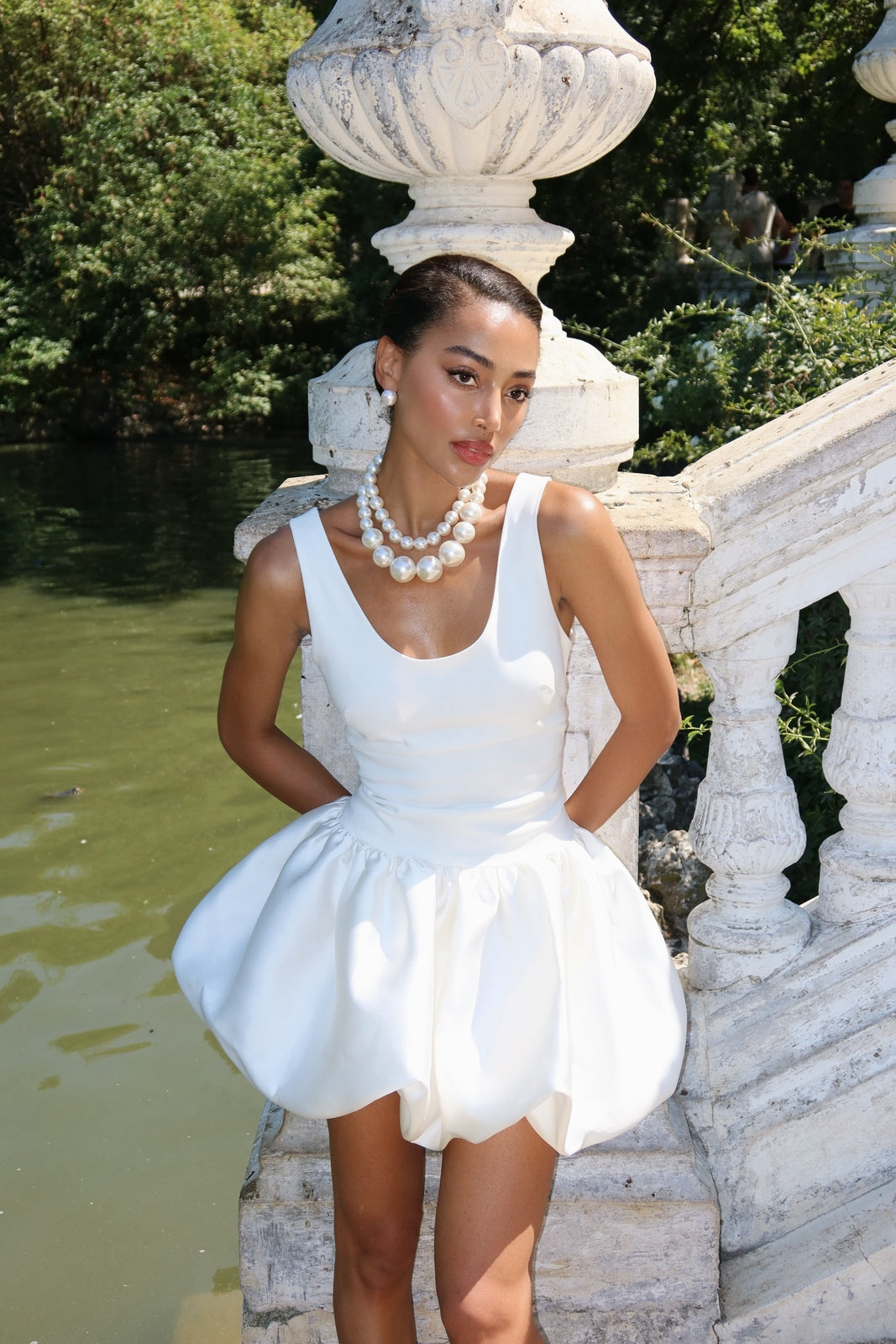 VESTIDO BLANCO CORTO DE TIRANTES CON FALDA ACAMPANADA