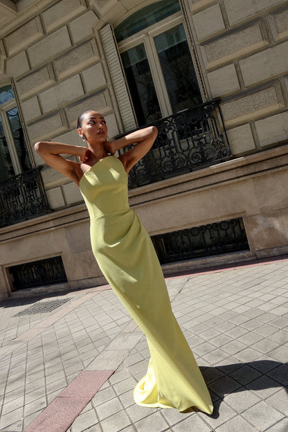 VESTIDO AMARILLO CLARO ASIMÉTRICO