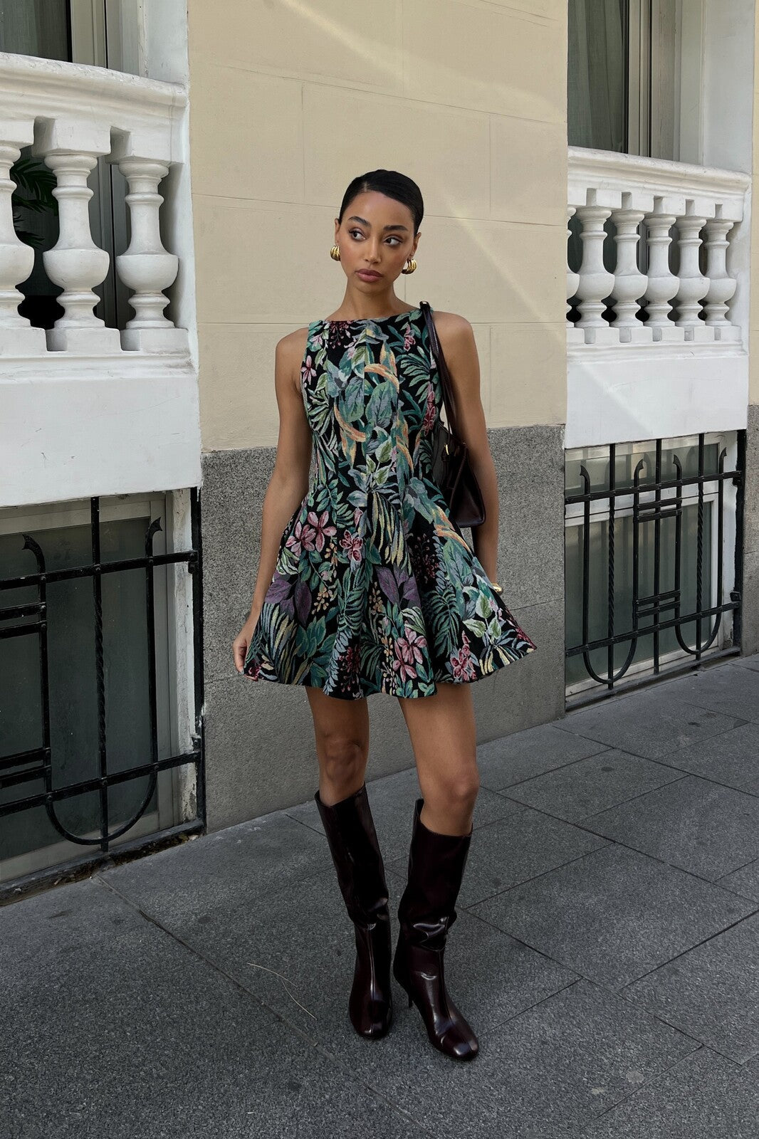 VESTIDO CORTO VERDE CON ESTAMPADO FLORAL