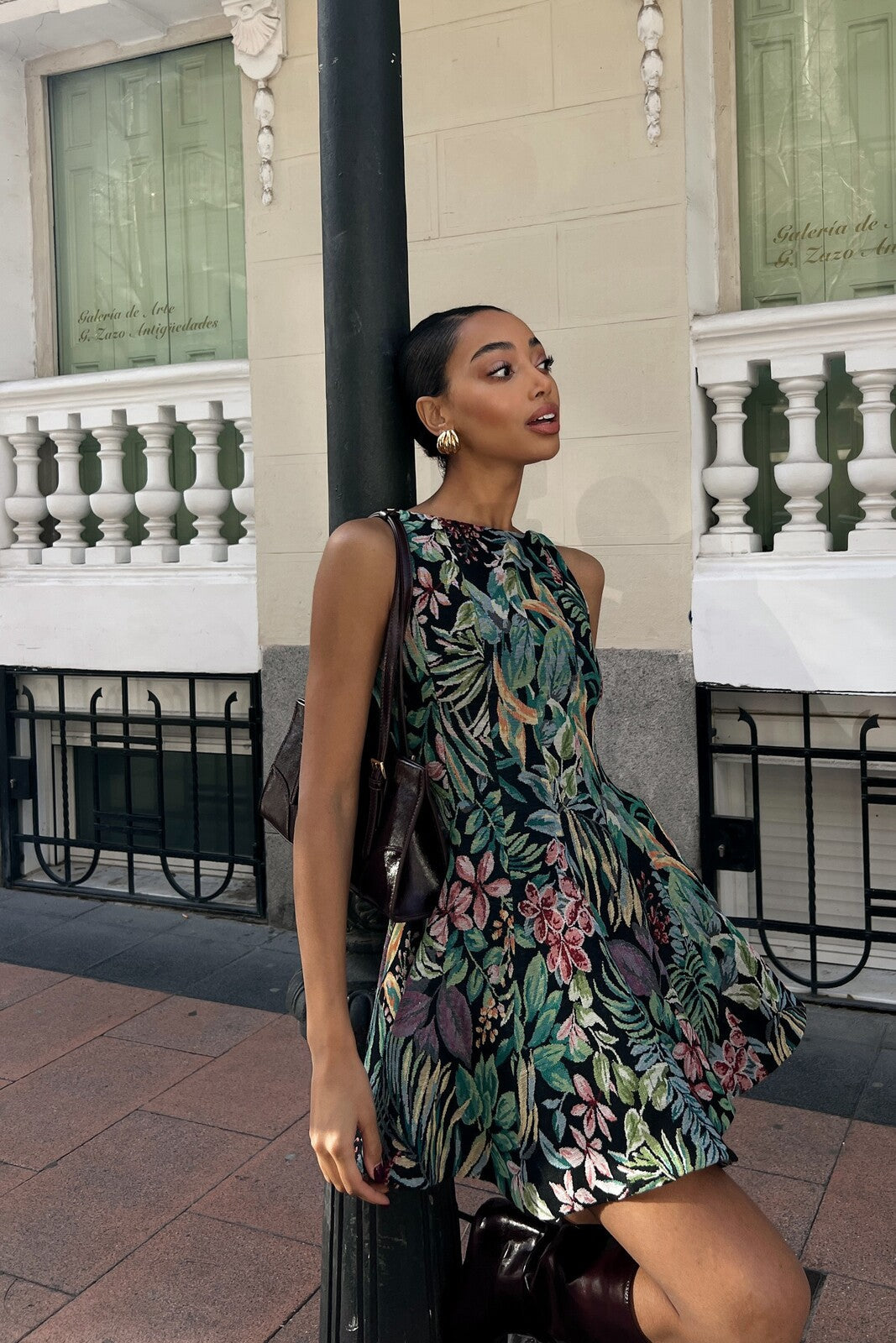 VESTIDO CORTO VERDE CON ESTAMPADO FLORAL