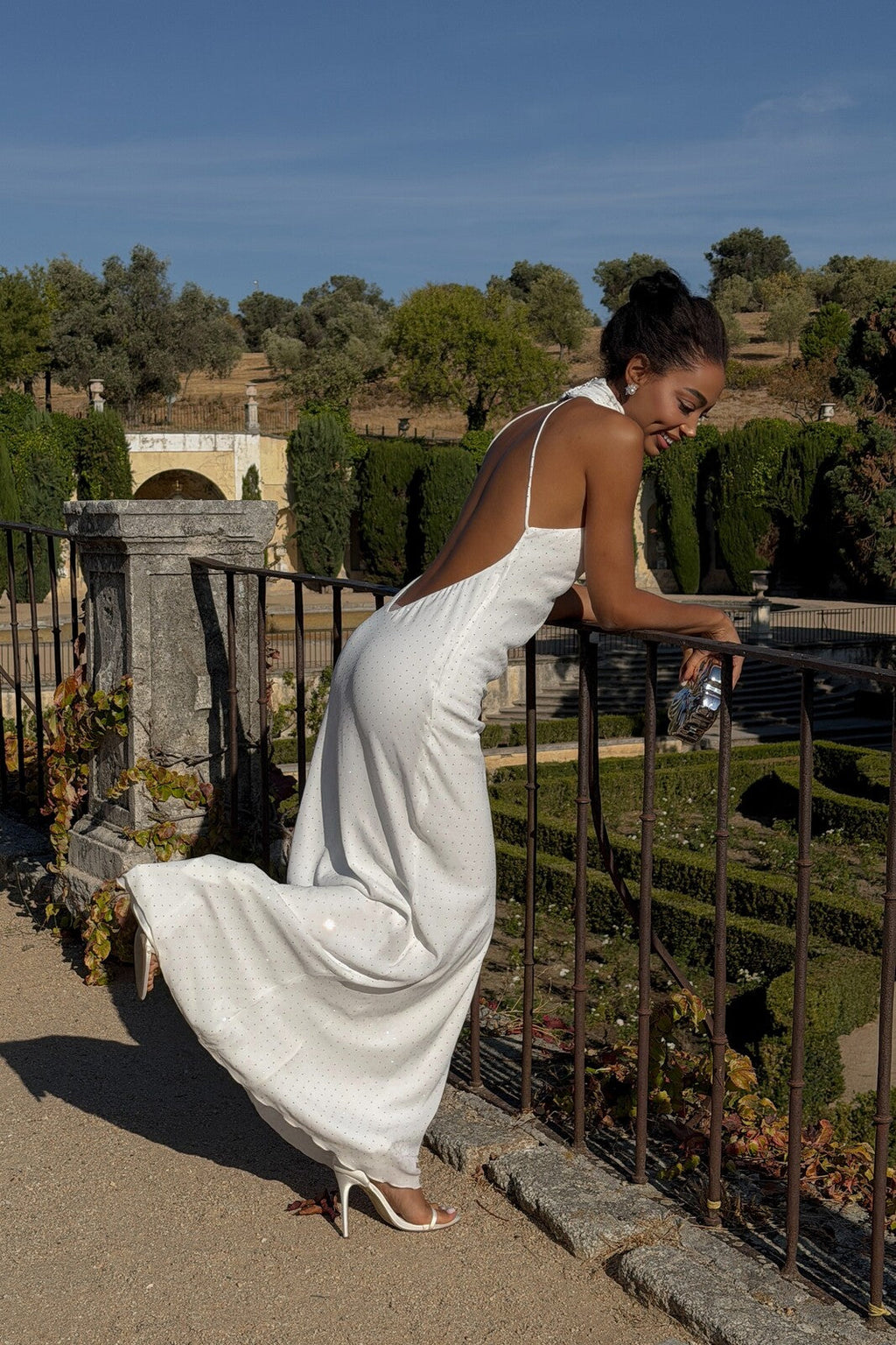 VESTIDO LARGO BLANCO CON TRANSFERES PLATEADOS ESPALDA ABIERTA