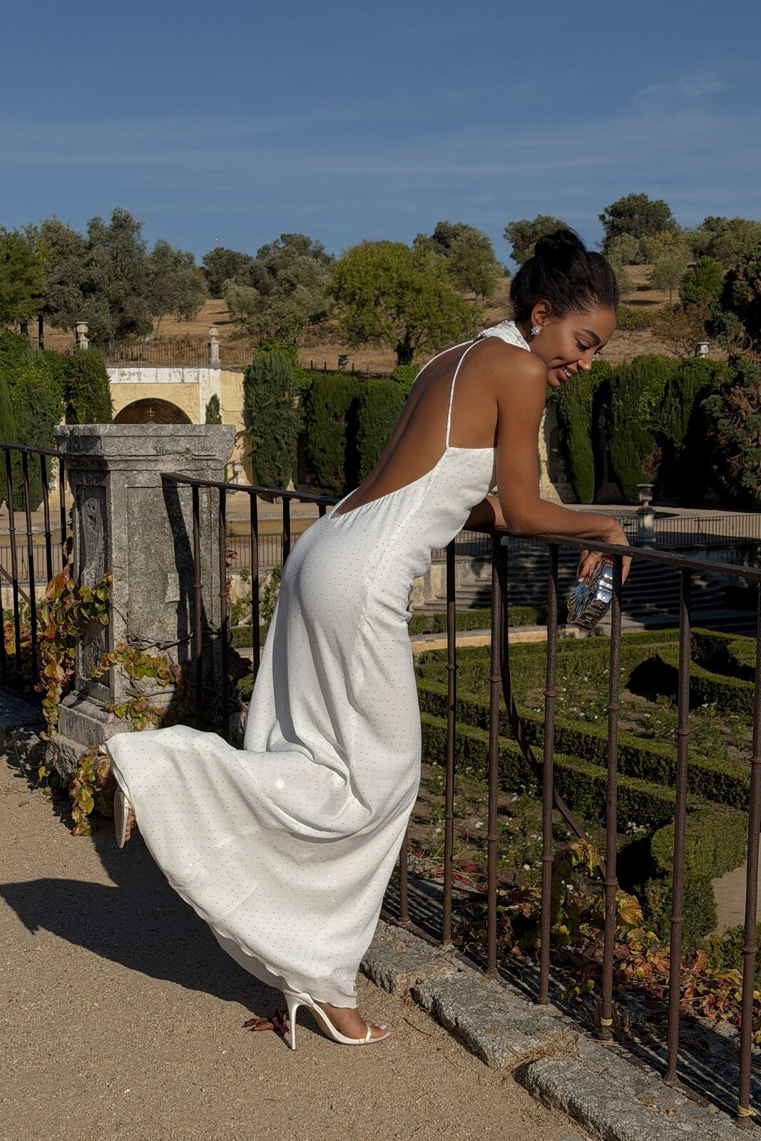 VESTIDO LARGO BLANCO CON TRANSFERES PLATEADOS ESPALDA ABIERTA