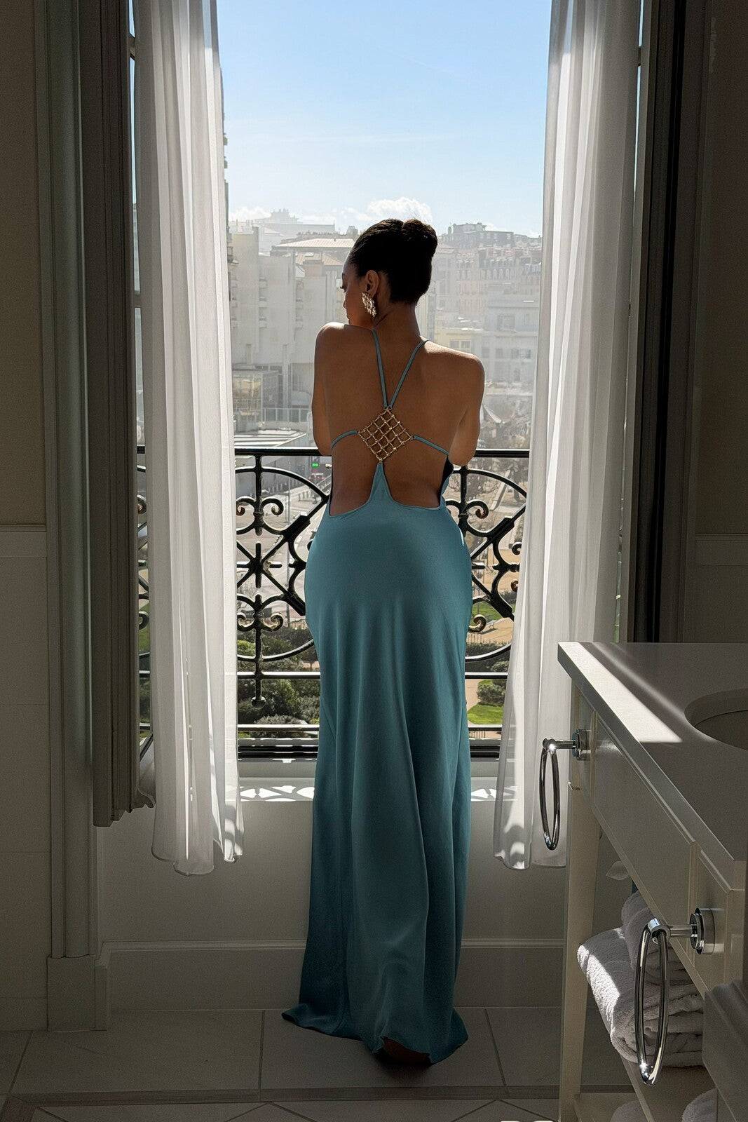 VESTIDO LARGO AZUL CON APLICACIÓN EN LA ESPALDA