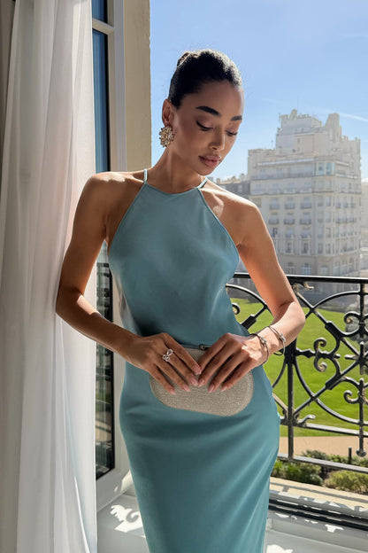 VESTIDO LARGO AZUL CON APLICACIÓN EN LA ESPALDA