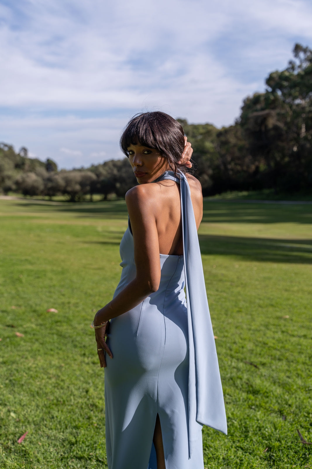 VESTIDO LARGO AZUL CON FLOR