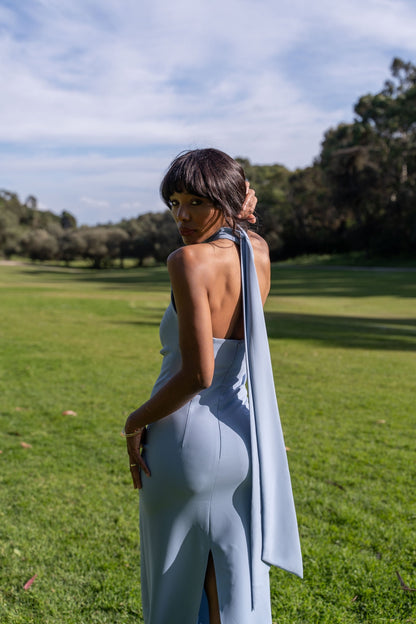 VESTIDO LARGO AZUL CON FLOR
