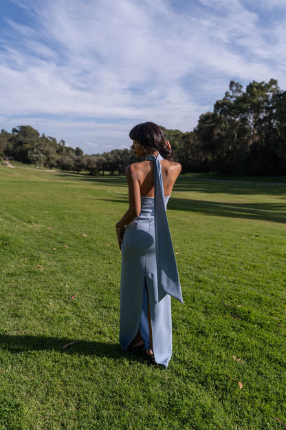 VESTIDO LARGO AZUL CON FLOR