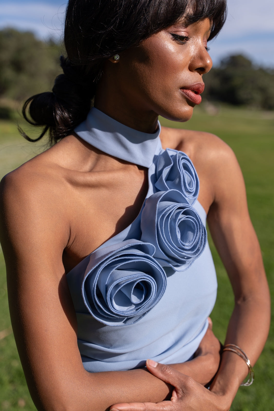 VESTIDO LARGO AZUL CON FLOR