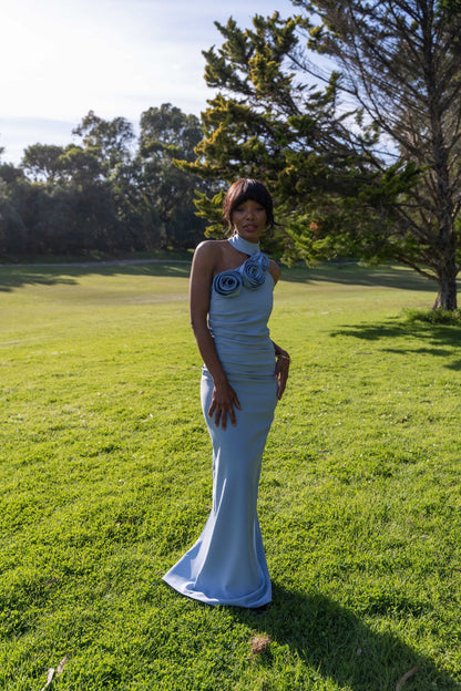 VESTIDO LARGO AZUL CON FLOR