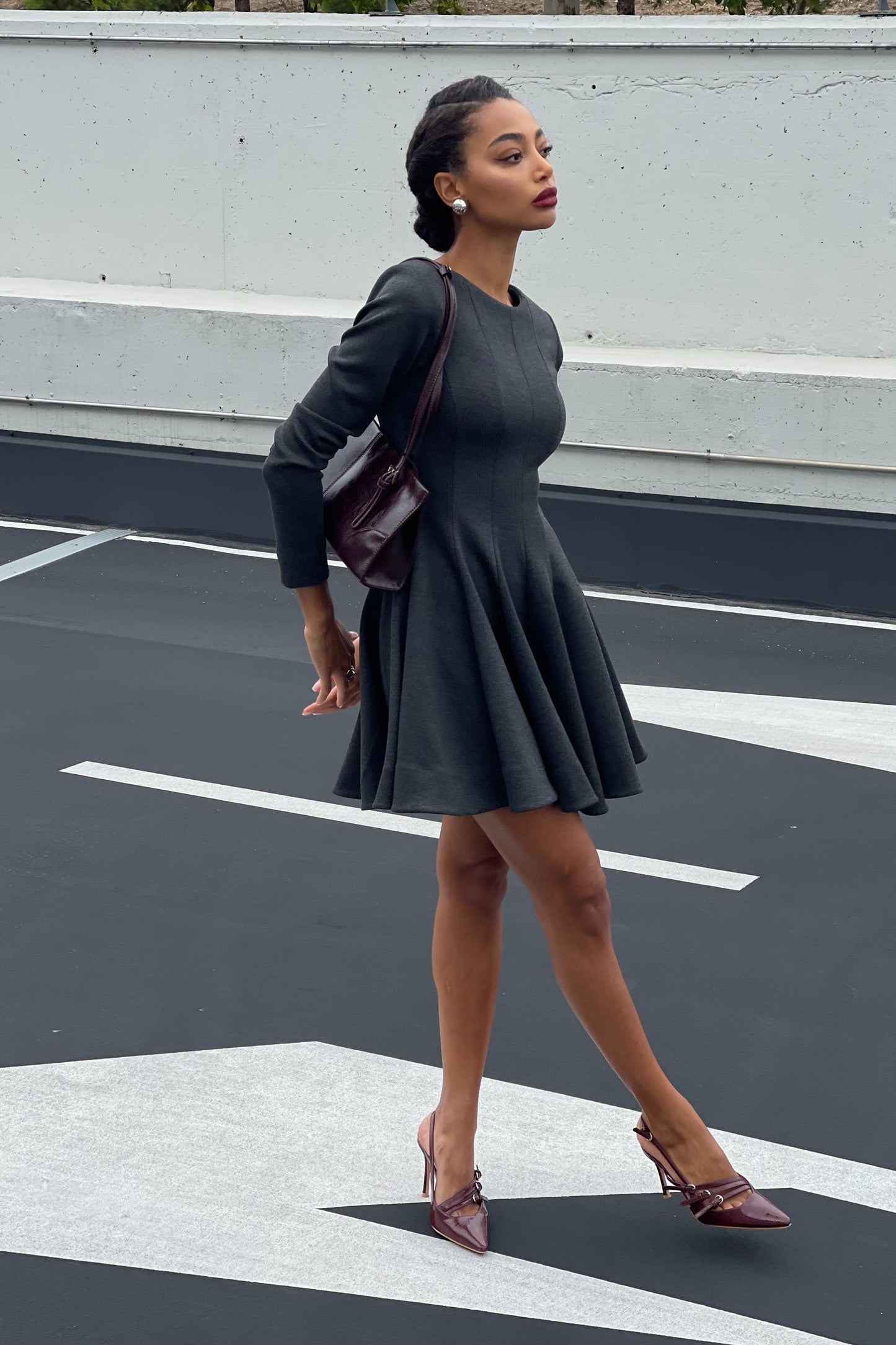 VESTIDO CORTO GRIS DE MANGA LARGA