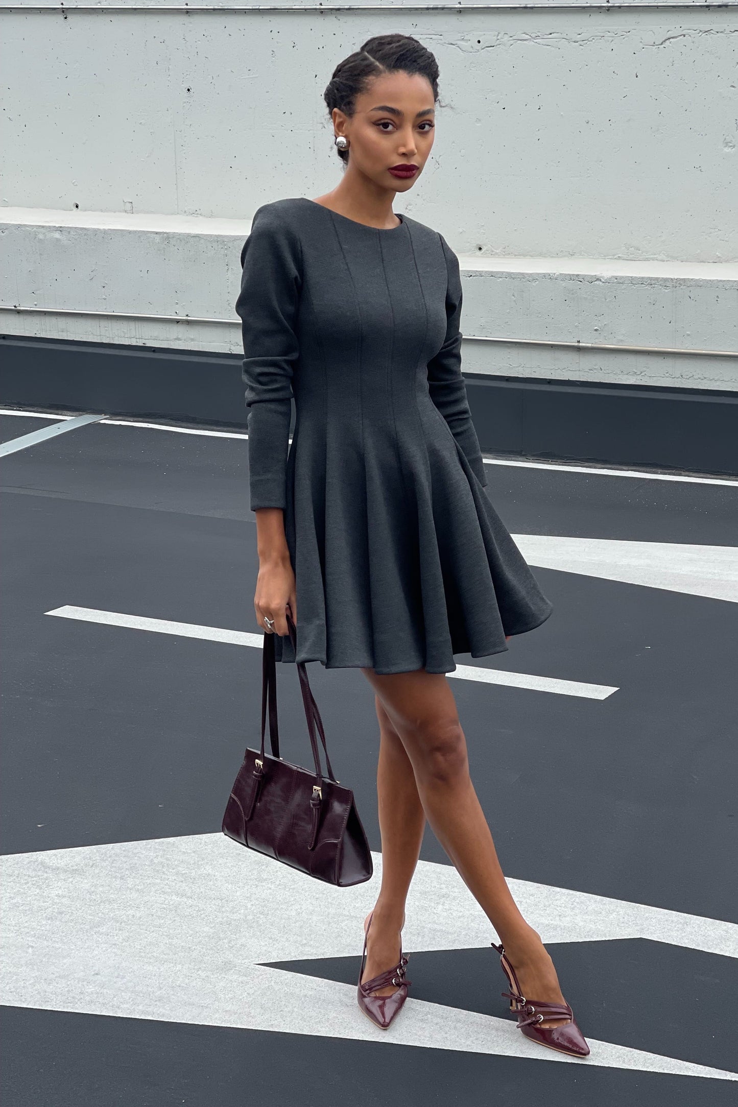 VESTIDO CORTO GRIS DE MANGA LARGA