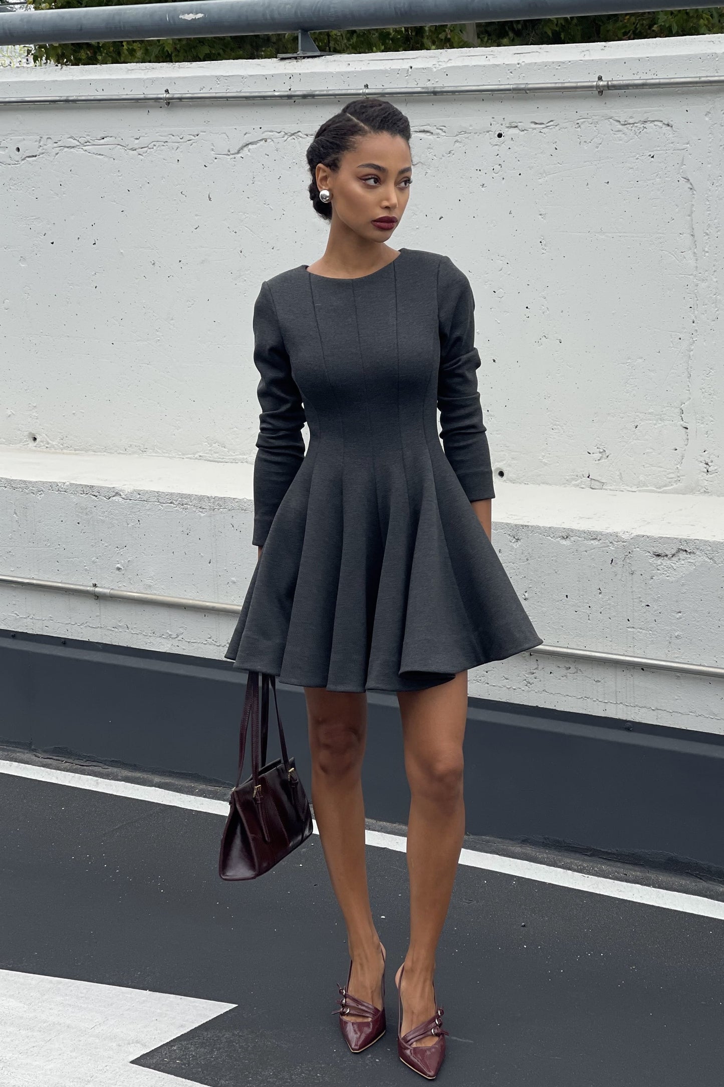 VESTIDO CORTO GRIS DE MANGA LARGA