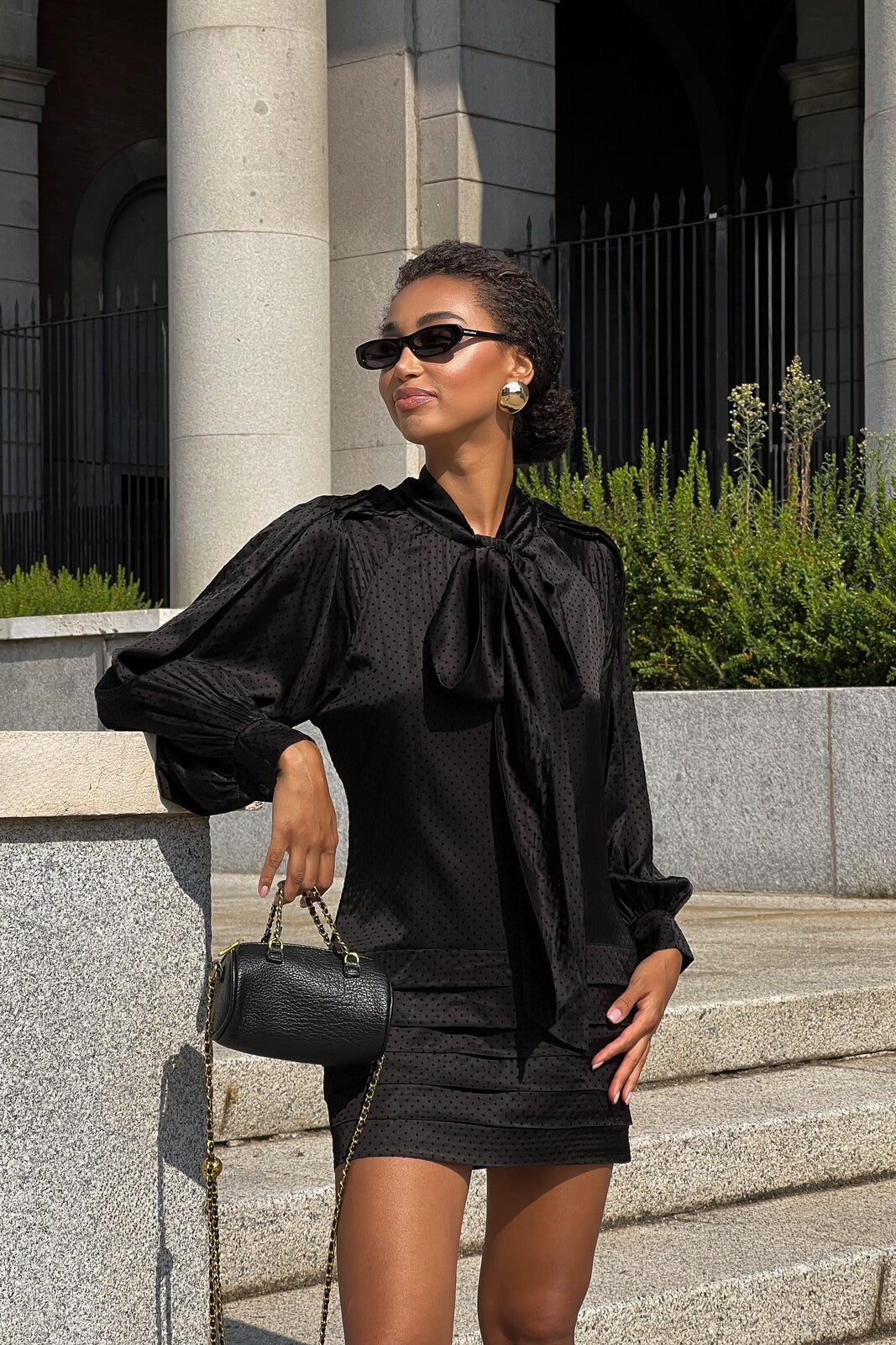 VESTIDO CORTO NEGRO CON LAZO