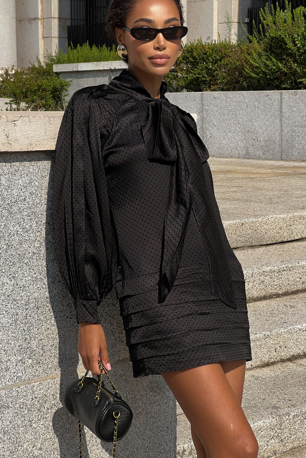VESTIDO CORTO NEGRO CON LAZO