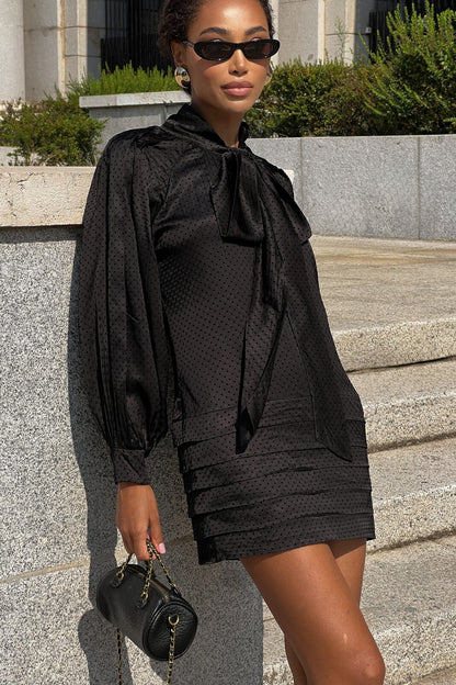 VESTIDO CORTO NEGRO CON LAZO