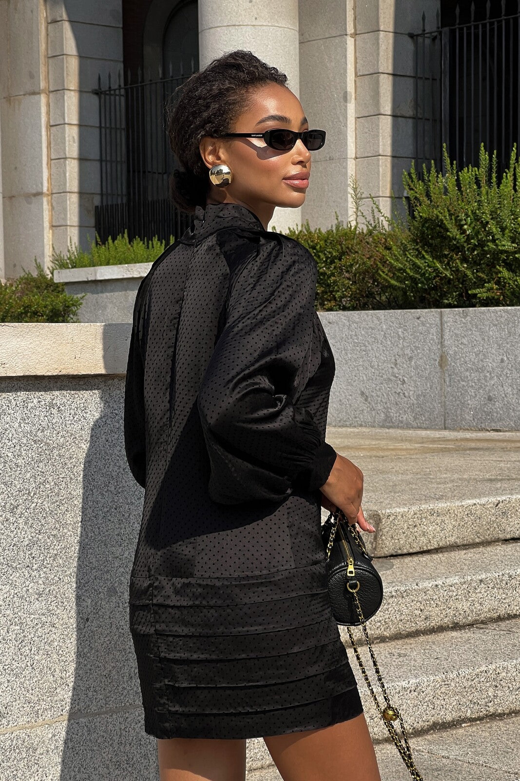 VESTIDO CORTO NEGRO CON LAZO