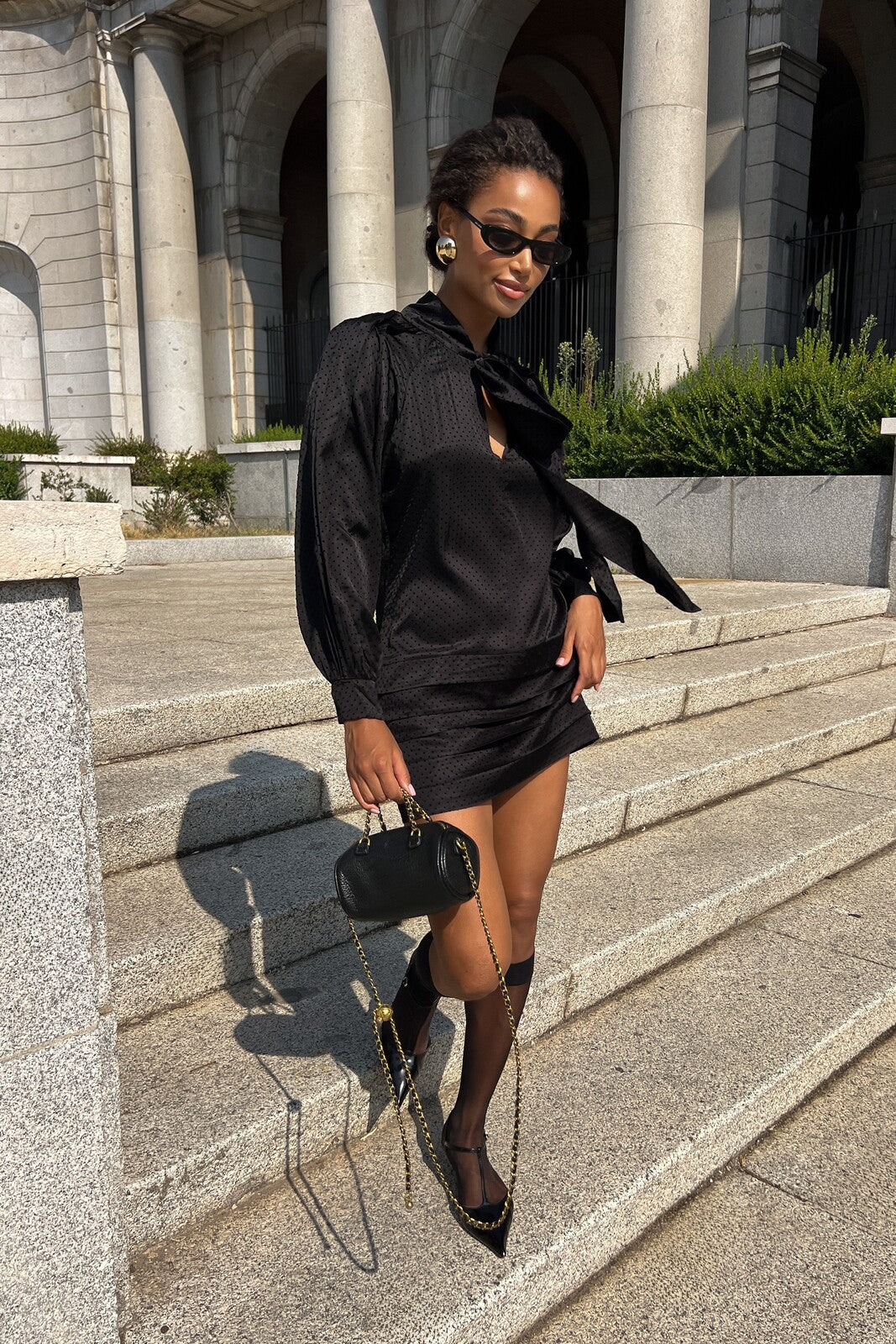 VESTIDO CORTO NEGRO CON LAZO