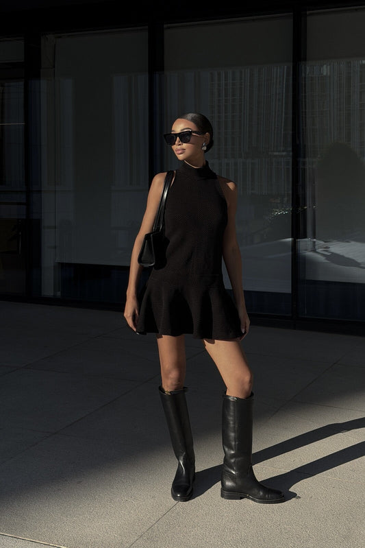 VESTIDO CORTO NEGRO CON TEXTURA DE CHEVRÓN