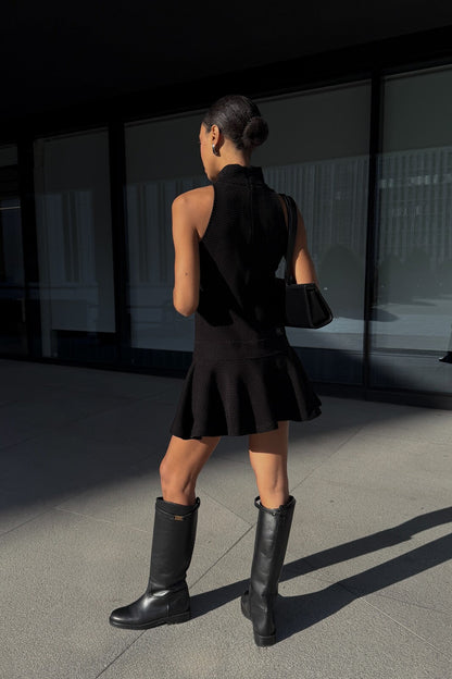 VESTIDO CORTO NEGRO CON TEXTURA DE CHEVRÓN