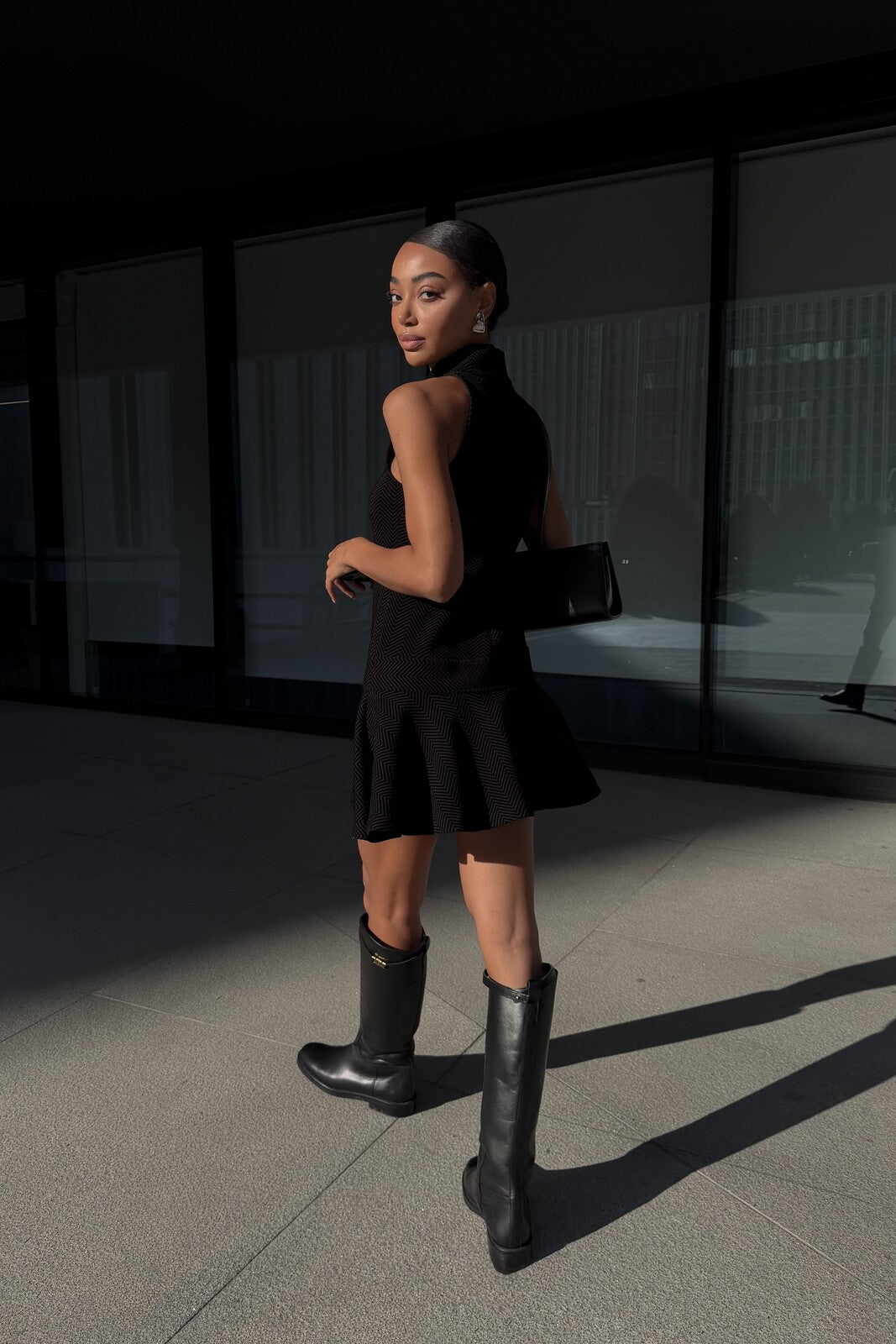 VESTIDO CORTO NEGRO CON TEXTURA DE CHEVRÓN