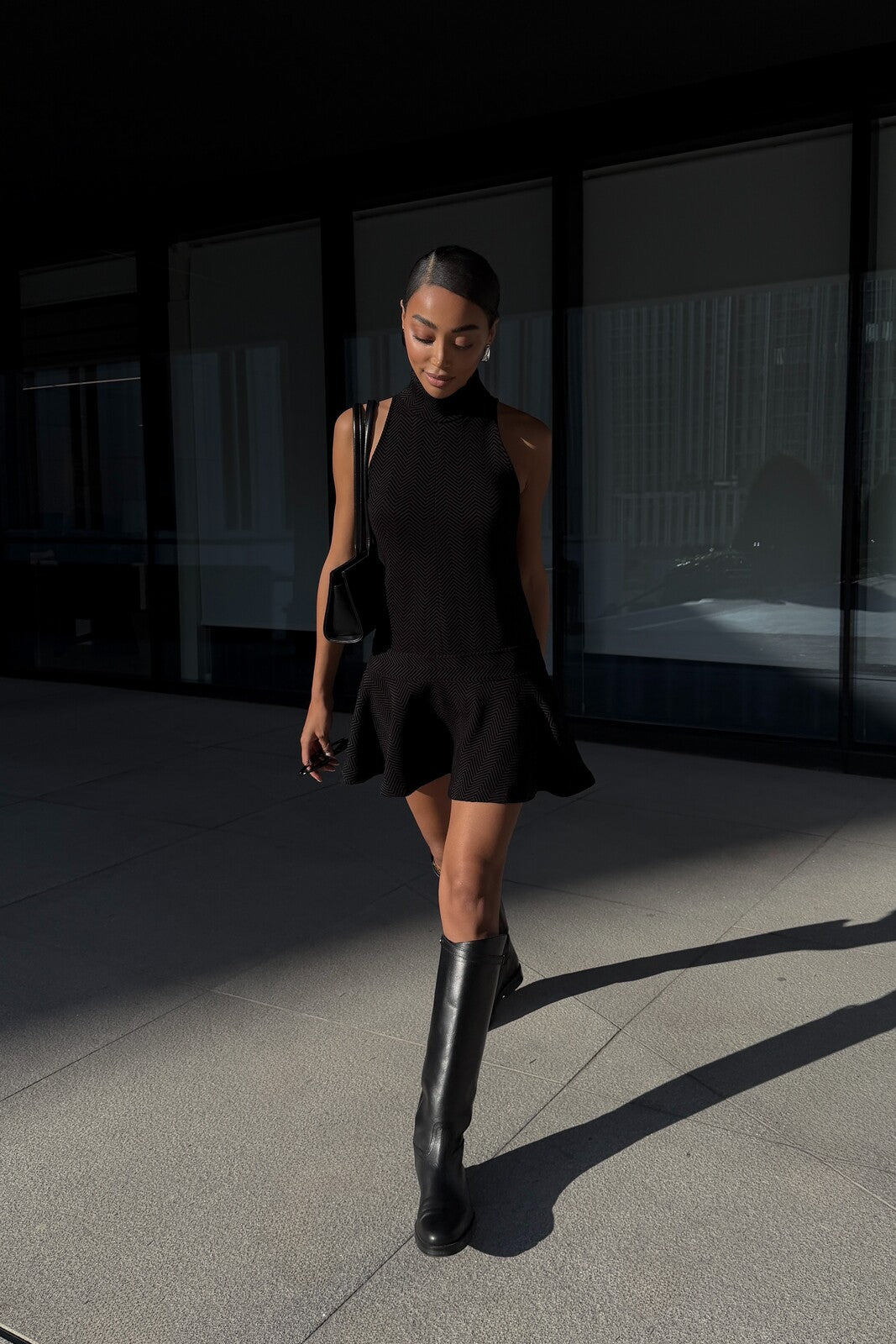 VESTIDO CORTO NEGRO CON TEXTURA DE CHEVRÓN