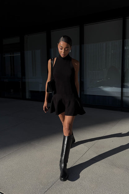 VESTIDO CORTO NEGRO CON TEXTURA DE CHEVRÓN
