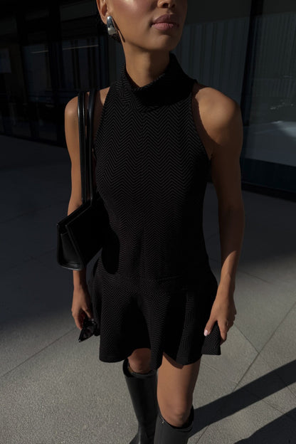 VESTIDO CORTO NEGRO CON TEXTURA DE CHEVRÓN