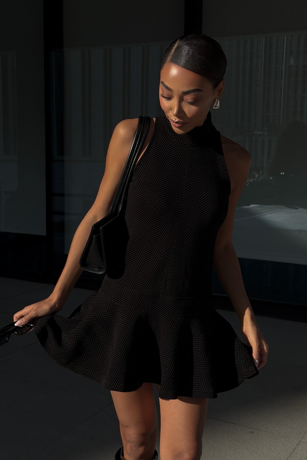 VESTIDO CORTO NEGRO CON TEXTURA DE CHEVRÓN