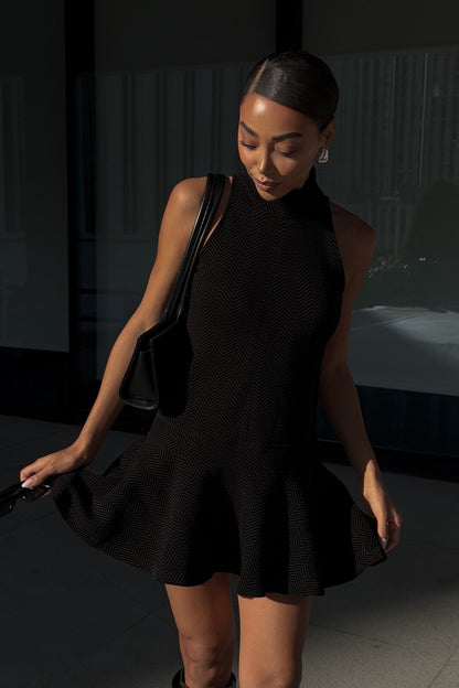 VESTIDO CORTO NEGRO CON TEXTURA DE CHEVRÓN
