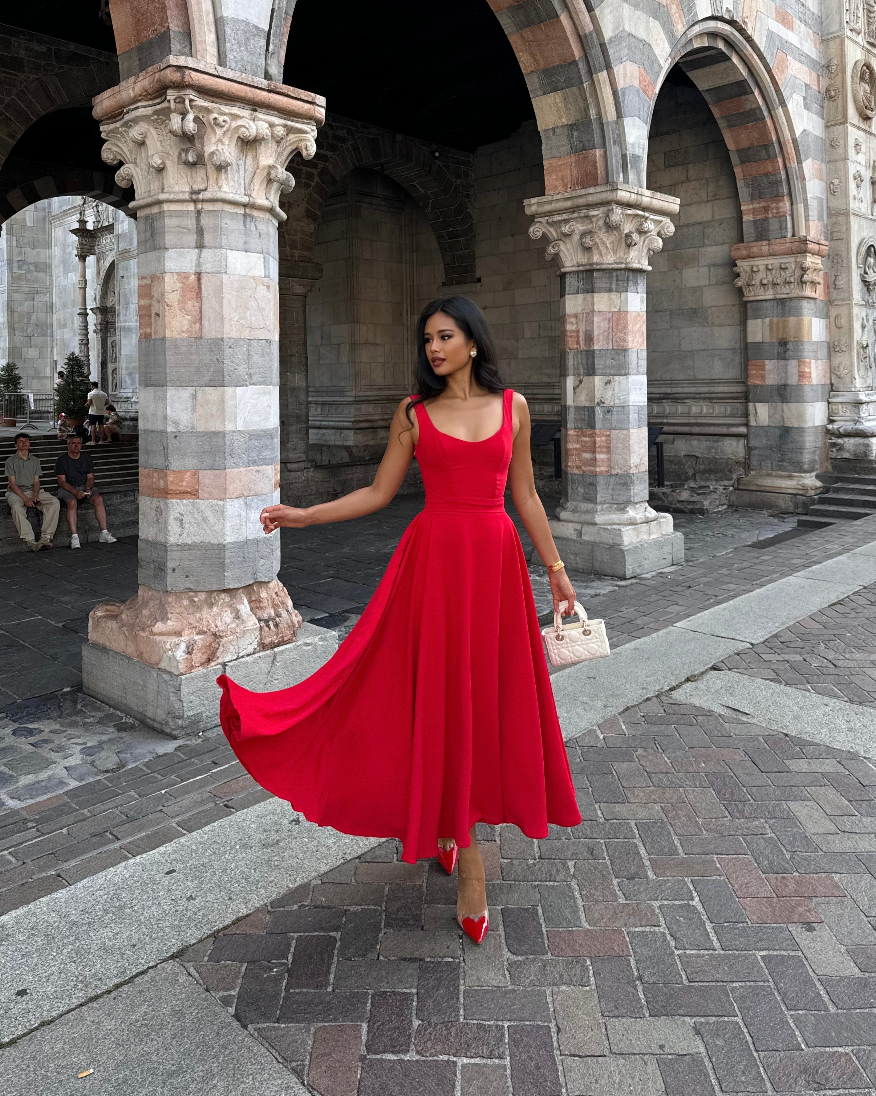 El Vestido Midi Scarlett en Rojo Clásico