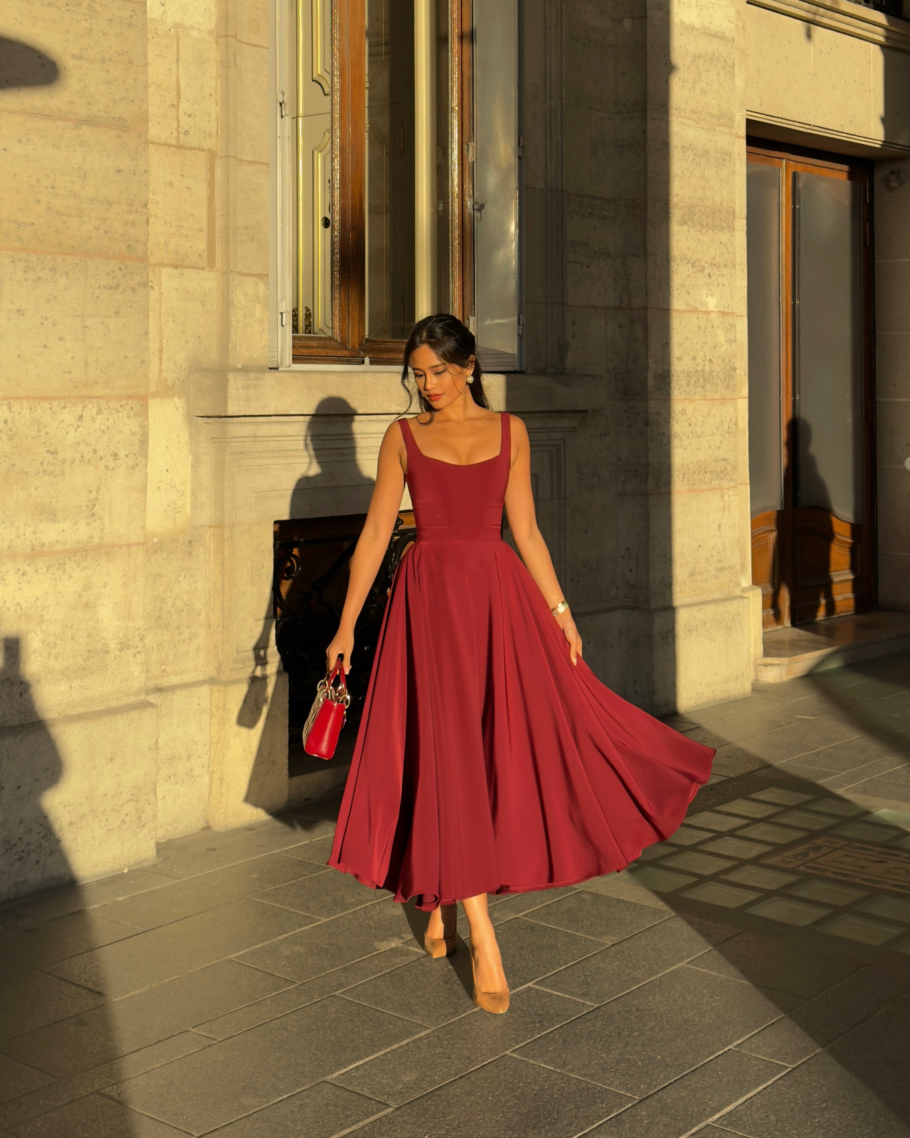 El Vestido Midi Scarlett en Rojo Vino