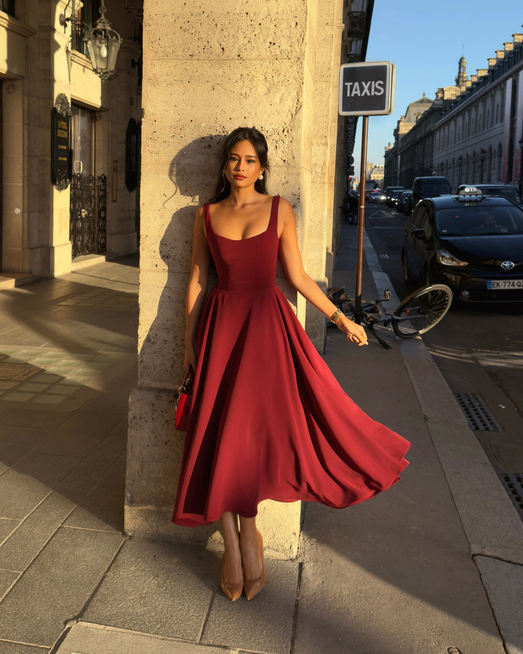 El Vestido Midi Scarlett en Rojo Vino