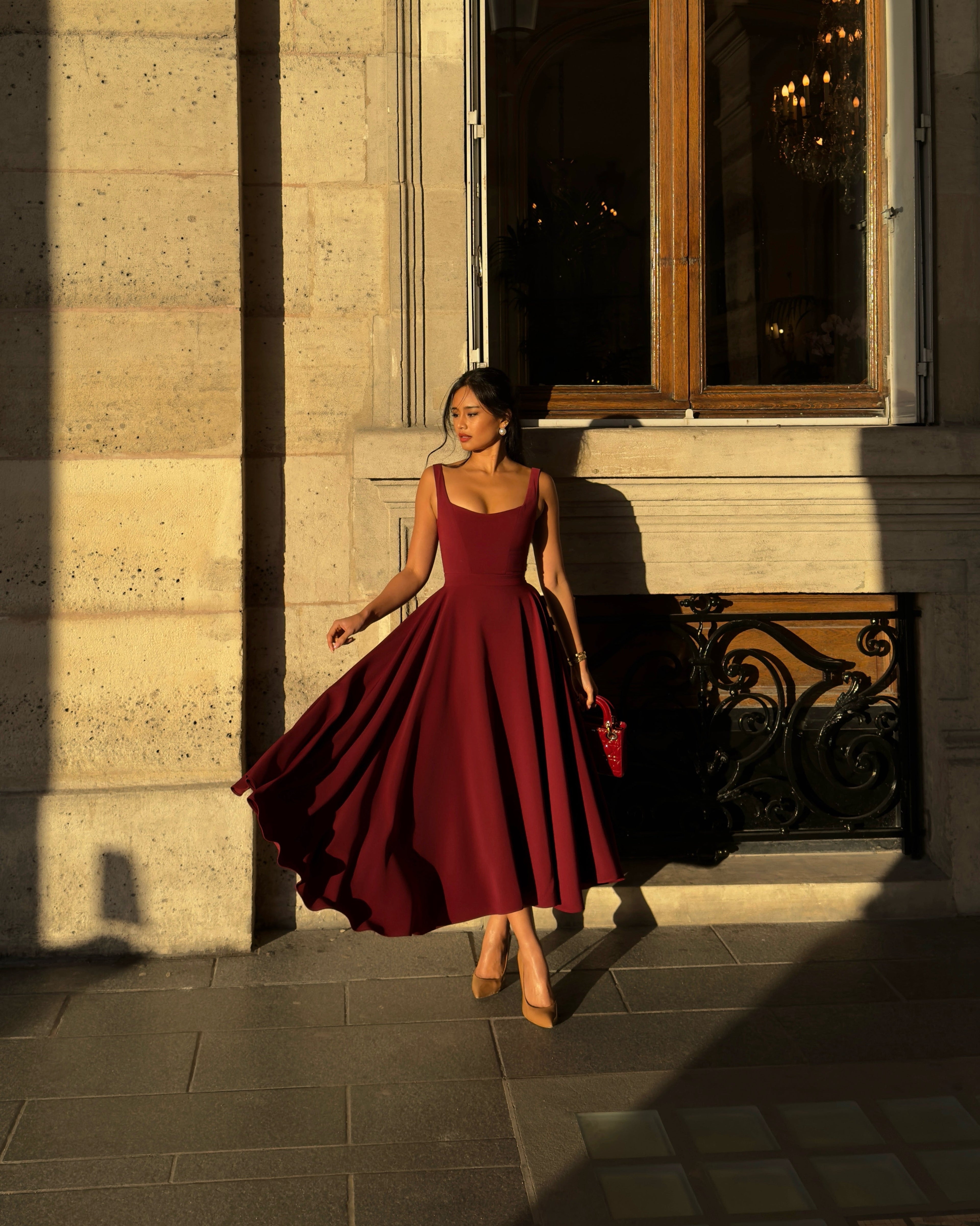 El Vestido Midi Scarlett en Rojo Vino