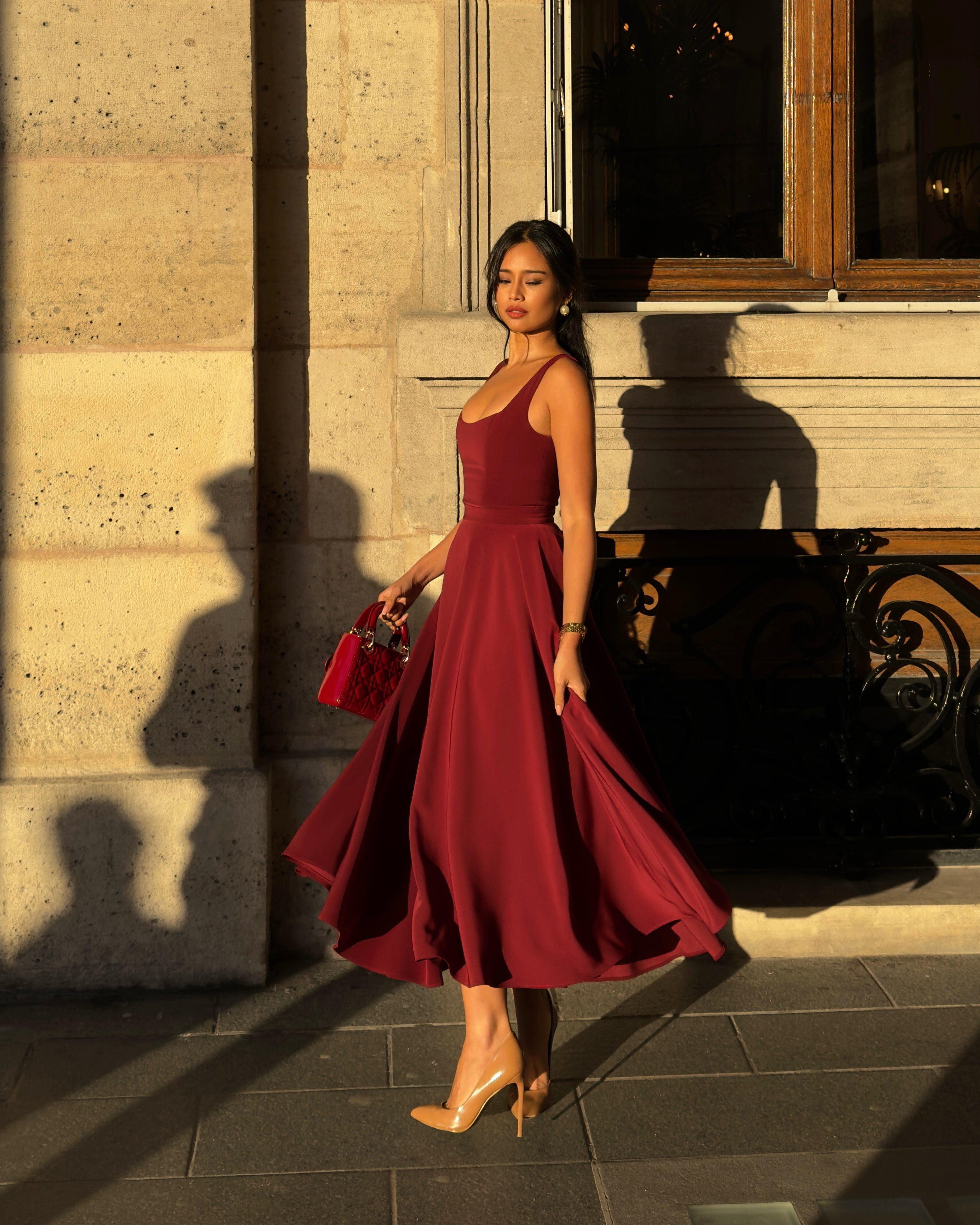 El Vestido Midi Scarlett en Rojo Vino