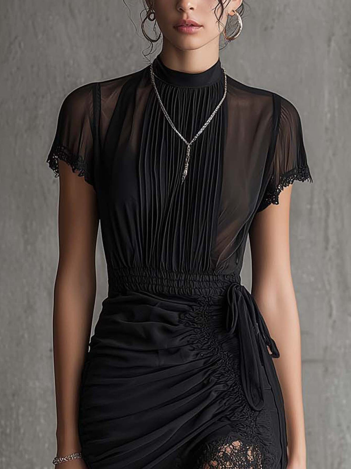 Mini Vestido de Chiffon Negro con Cintura Plisada y Encaje