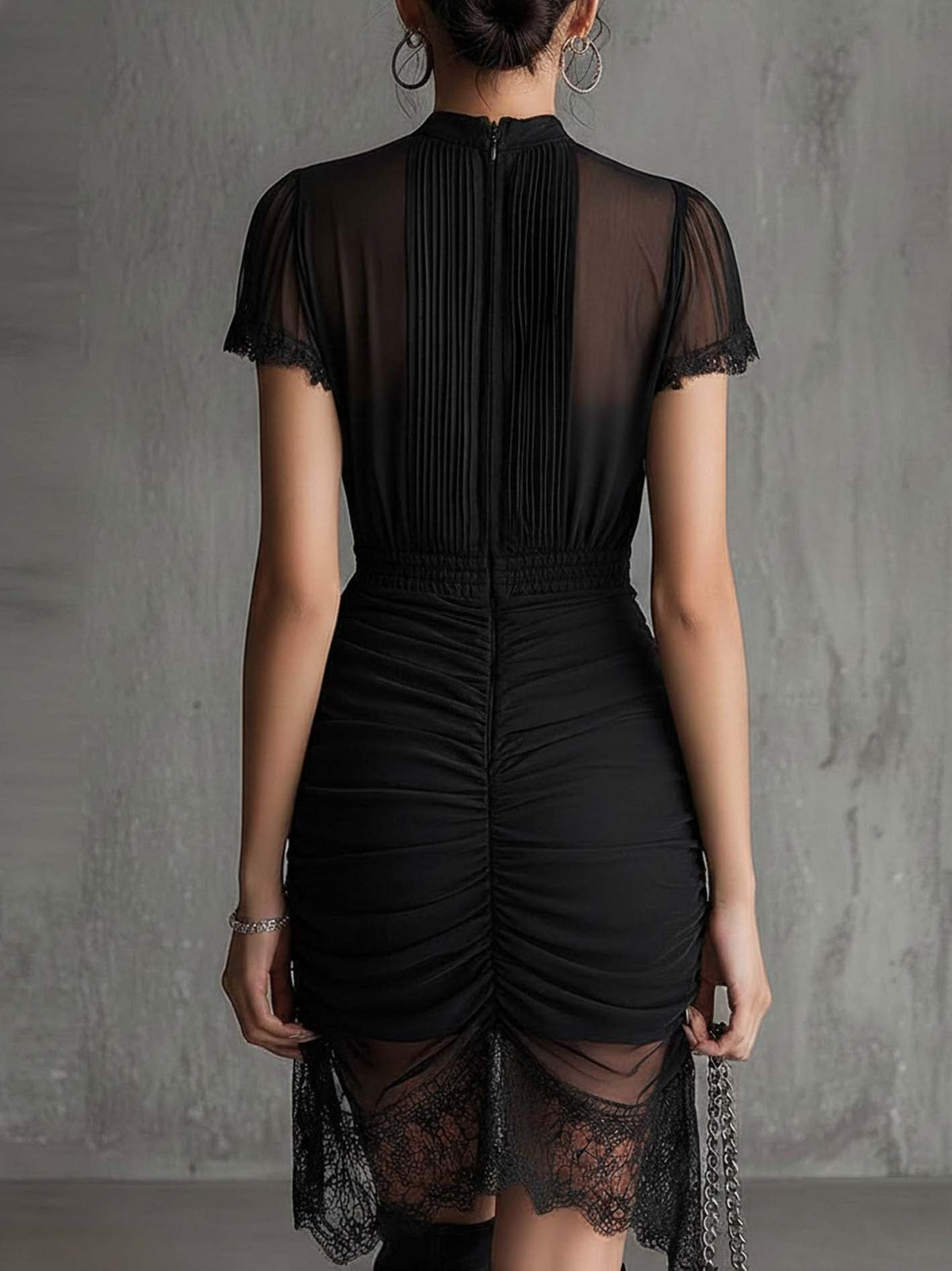 Mini Vestido de Chiffon Negro con Cintura Plisada y Encaje