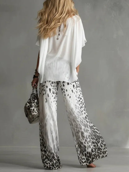 Conjunto de Camiseta Blanca Fluida y Pantalón de Chiffon con Estampado de Leopardo