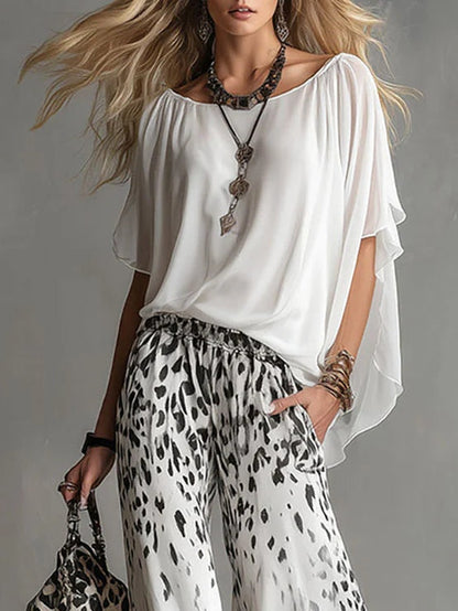 Conjunto de Camiseta Blanca Fluida y Pantalón de Chiffon con Estampado de Leopardo