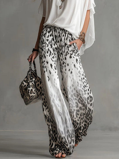 Conjunto de Camiseta Blanca Fluida y Pantalón de Chiffon con Estampado de Leopardo