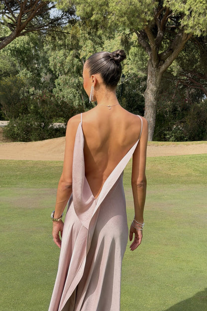 VESTIDO ROSA TEXTURIZADO CON ESCOTE PROFUNDO EN LA ESPALDA