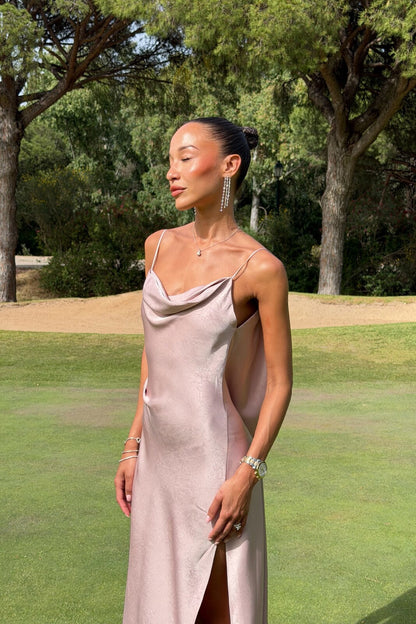 VESTIDO ROSA TEXTURIZADO CON ESCOTE PROFUNDO EN LA ESPALDA