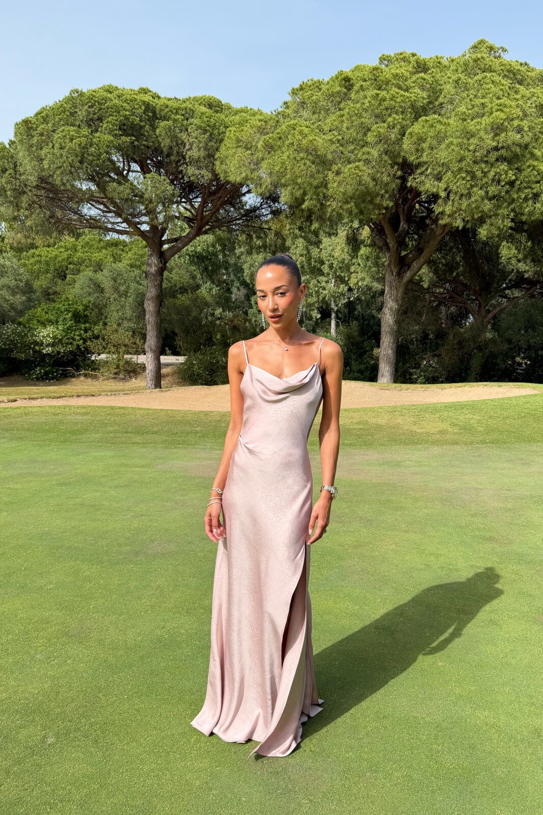 VESTIDO ROSA TEXTURIZADO CON ESCOTE PROFUNDO EN LA ESPALDA