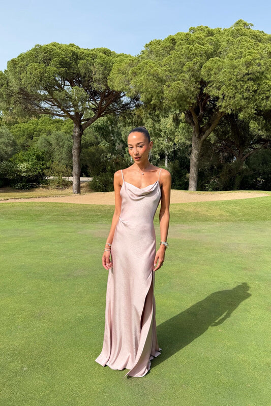 VESTIDO ROSA TEXTURIZADO CON ESCOTE PROFUNDO EN LA ESPALDA