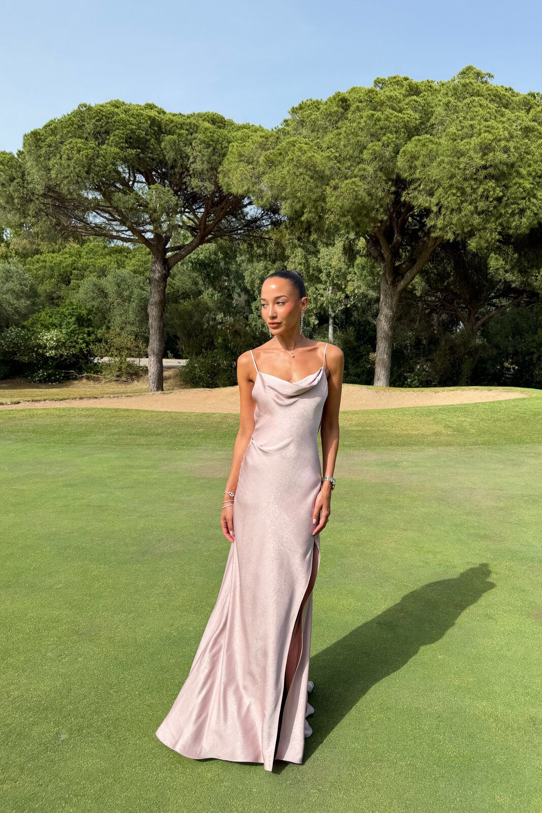 VESTIDO ROSA TEXTURIZADO CON ESCOTE PROFUNDO EN LA ESPALDA