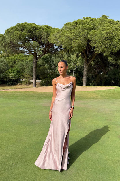 VESTIDO ROSA TEXTURIZADO CON ESCOTE PROFUNDO EN LA ESPALDA