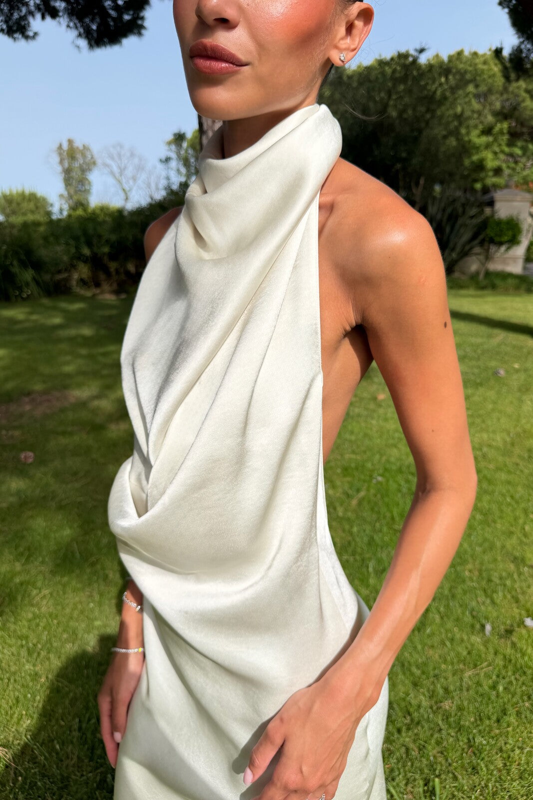VESTIDO LARGO CHAMPÁN CON CUELLO DRAPEADO Y ESPALDA ABIERTA