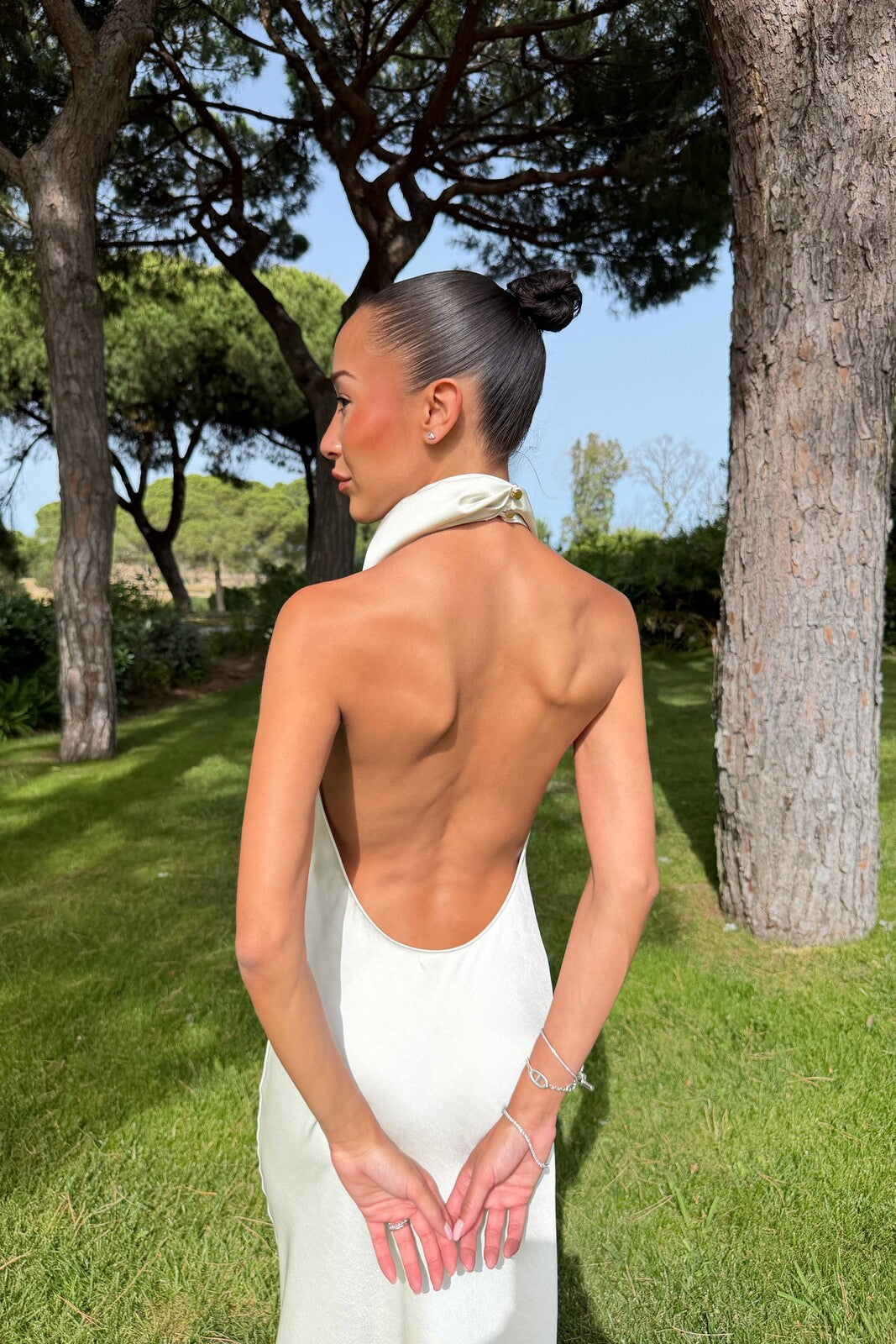 VESTIDO LARGO CHAMPÁN CON CUELLO DRAPEADO Y ESPALDA ABIERTA