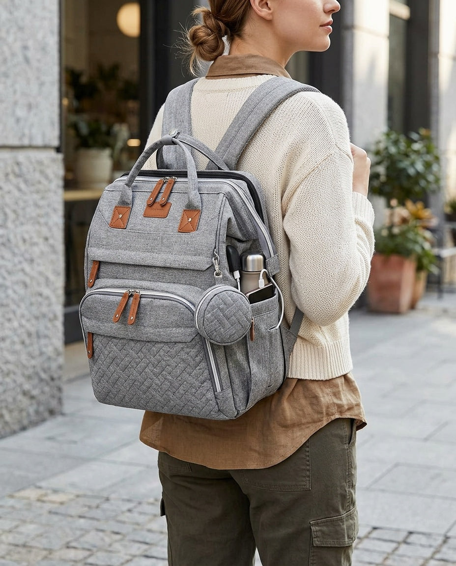 Mochila Pañalera de Gran Capacidad - con modelo - color Gris